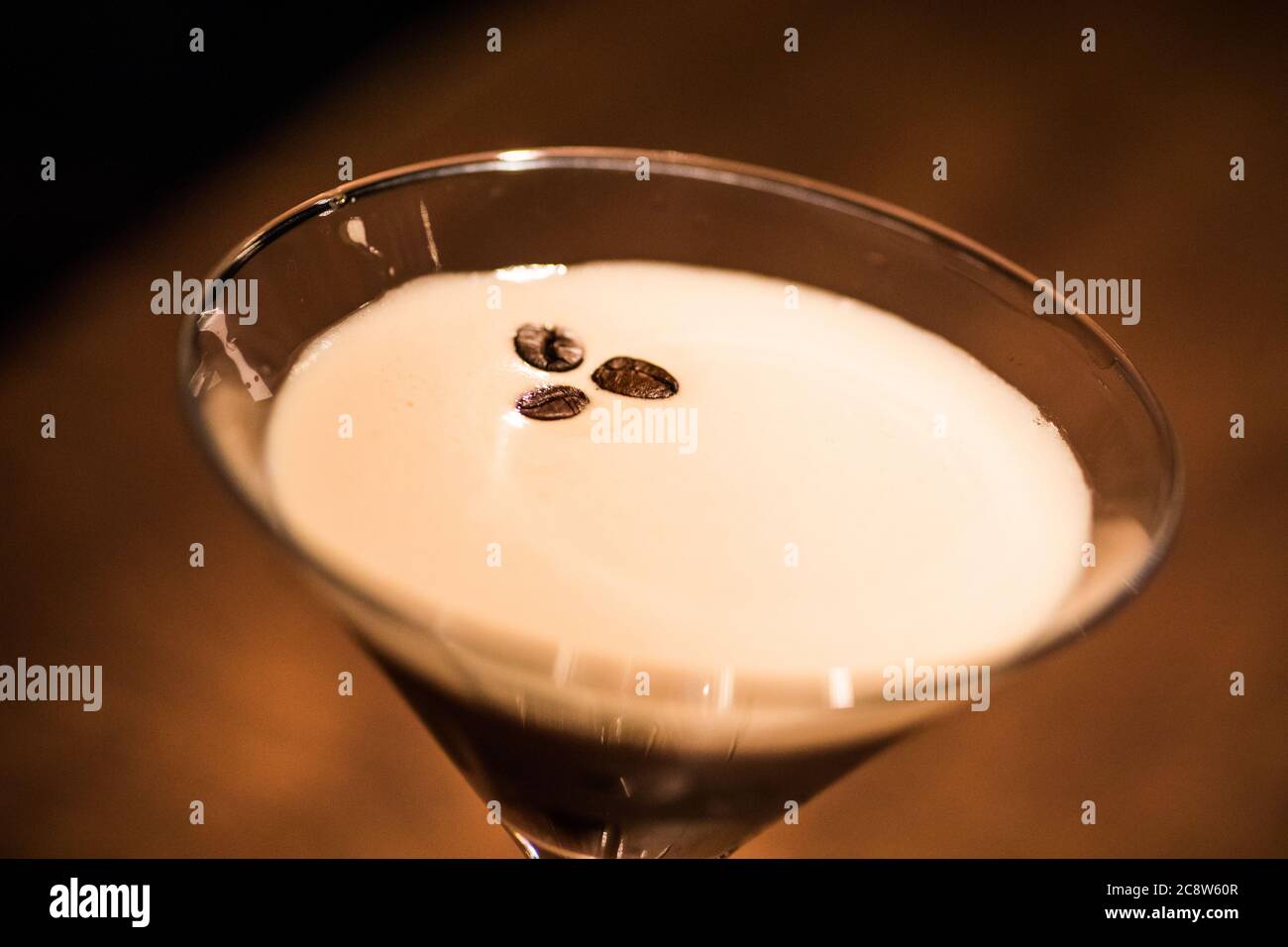 Gros plan sur un cocktail espresso martini. Banque D'Images