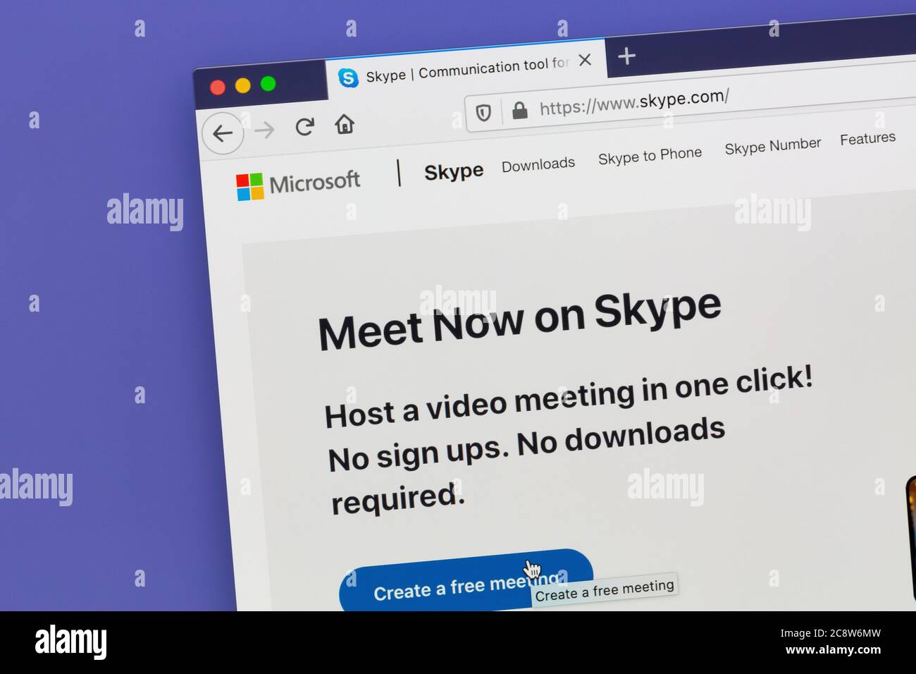 Ostersund, Suède - 27 juillet 2020 : site Web Skype sur écran d'ordinateur. Skype est une application de télécommunications spécialisée dans la fourniture de c vidéo Banque D'Images