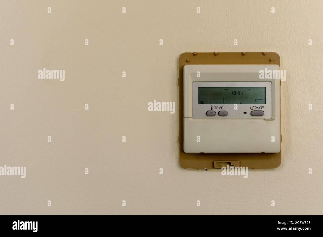 Contrôleur de climatisation industriel sur le mur pour les concepts de climatisation environnementale et de refroidissement d'entreprise. Banque D'Images
