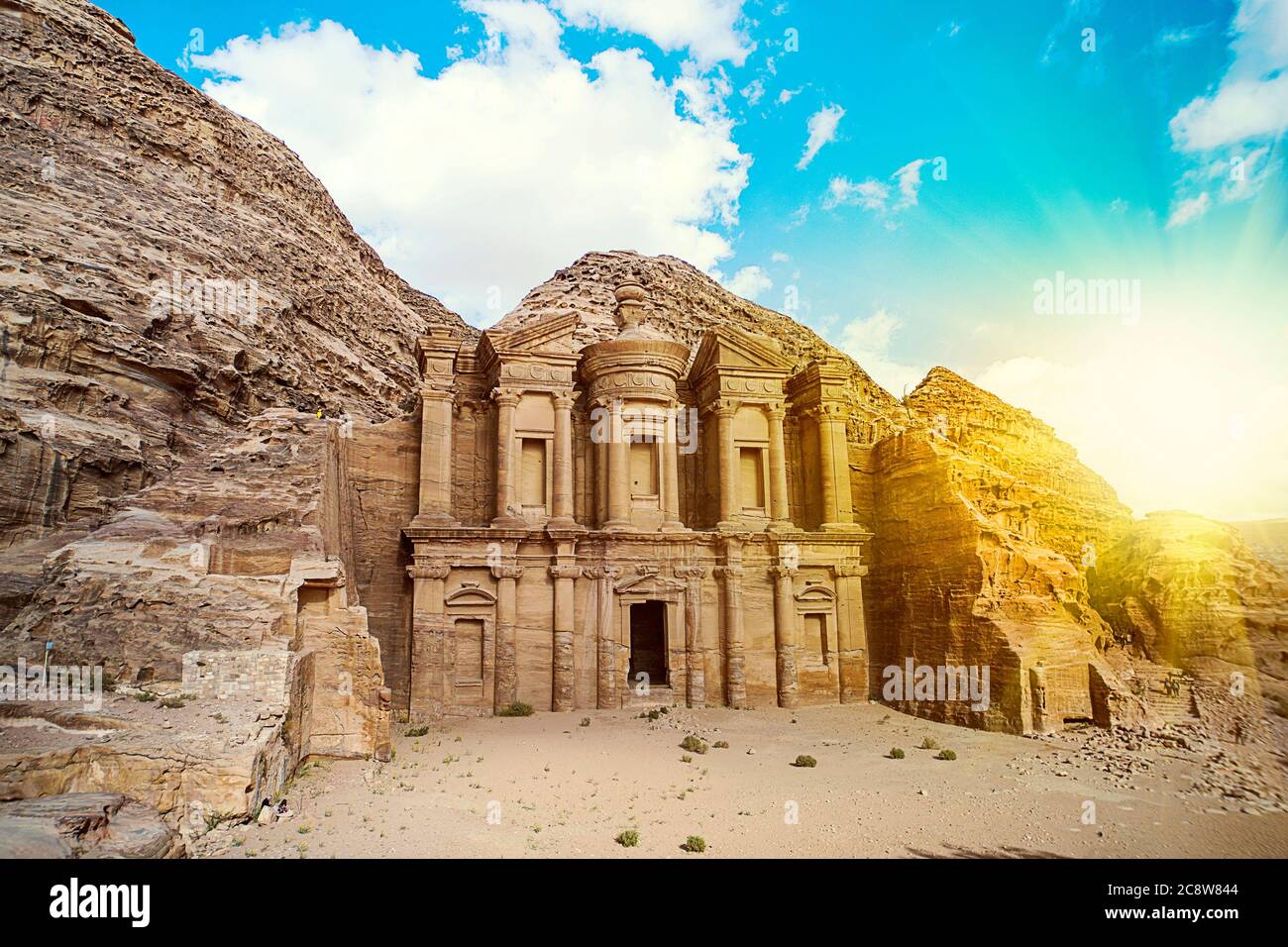 Vue imprenable depuis une grotte de l'ad Deir - Monastère dans l'ancienne ville de Pétra, en Jordanie : incroyable site classé au patrimoine mondial de l'UNESCO. Attractions célèbres Banque D'Images