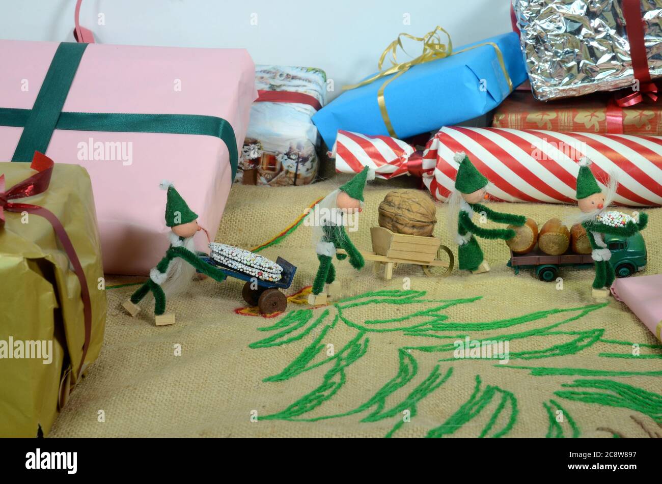 Pixie gang sur une mission de vol entre les colis de noël. Banque D'Images