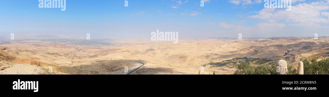 Vue depuis le sommet du mont Nebo jusqu'à la vallée du désert jordanien. Terre désertique autour de la mer morte. Vue panoramique Banque D'Images