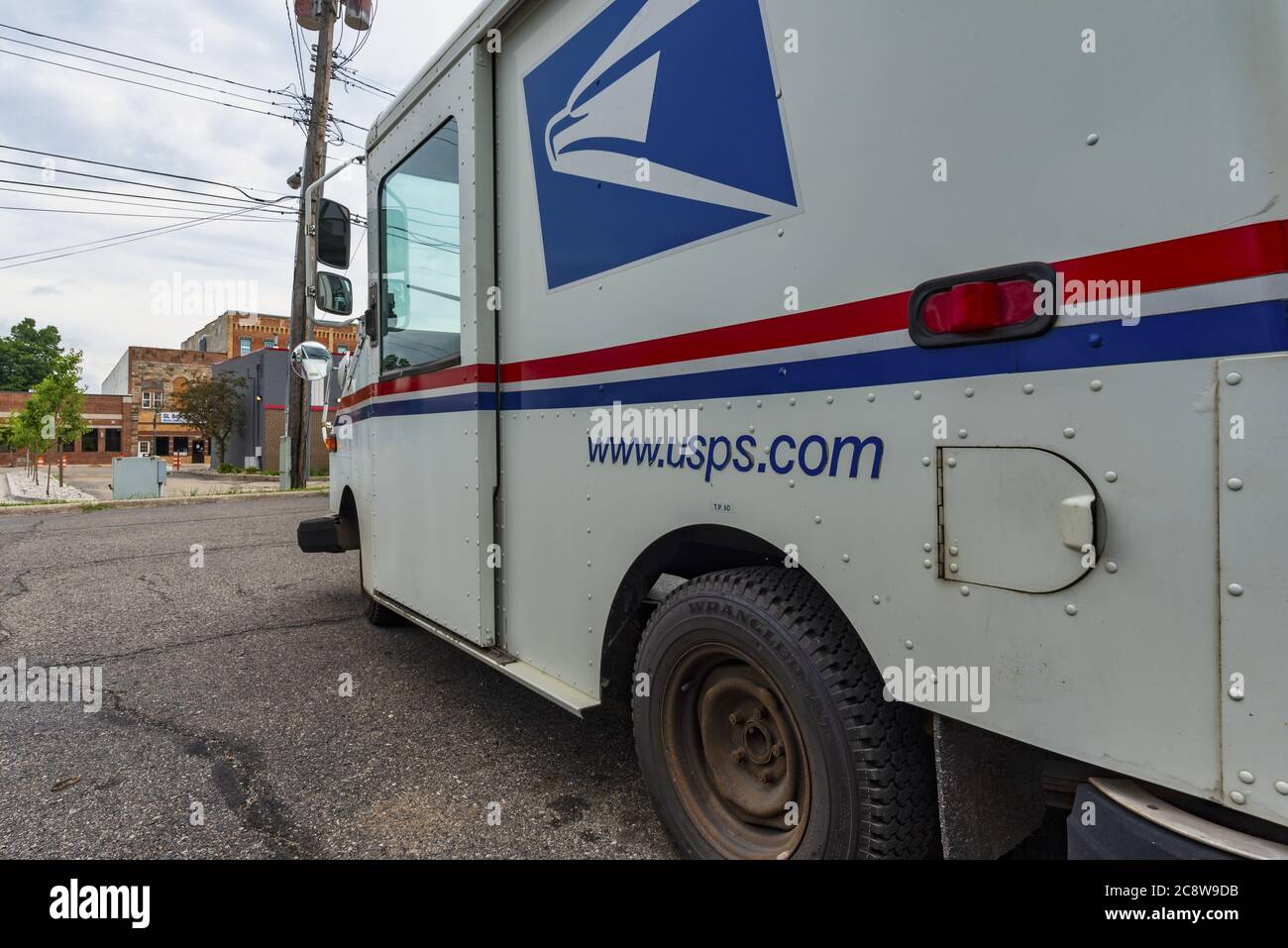 GRAND LEDGE, ÉTATS-UNIS - 21 juin 2020 : GRAND LEDGE, MI – 21 juin : vue du véhicule de livraison du bureau de poste des États-Unis à Grand Ledge, MI le 21 juin Banque D'Images