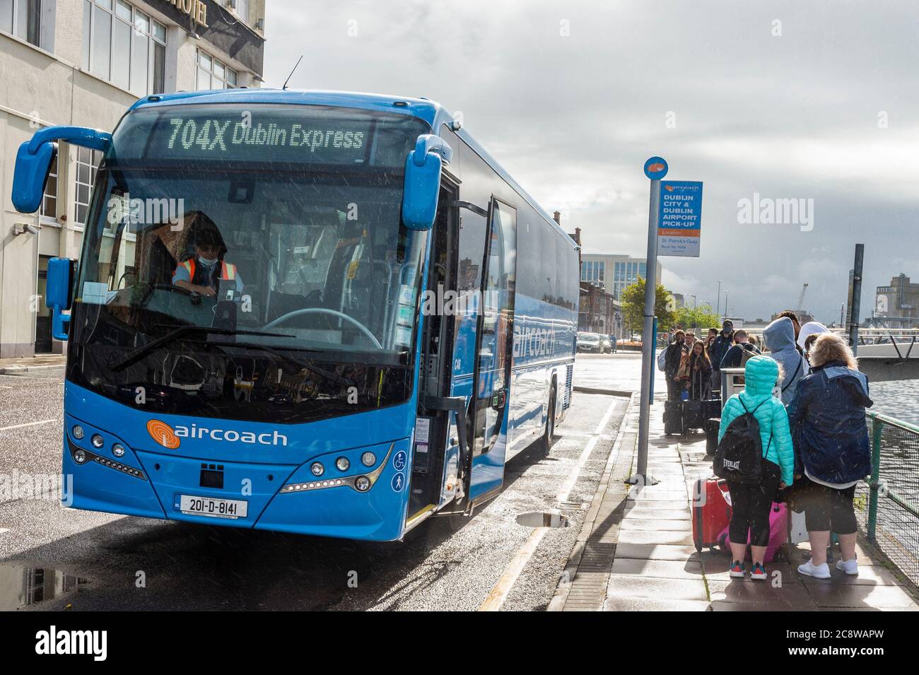 Cork, Irlande. 27 juillet 2020. Aircoach a repris ses services ce matin, après un arrêt de 4 mois dû à Covid-19. Le service 10.00 de Cork à Dublin est vu avec des passagers faisant la queue pour monter à bord sur le quai Saint-Patrick ce matin. Crédit : AG News/Alay Live News Banque D'Images