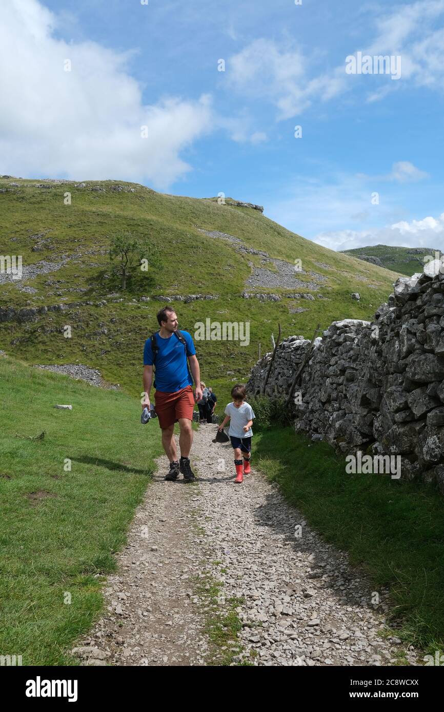 Père et fils explorant les Yorkshire Dales Banque D'Images
