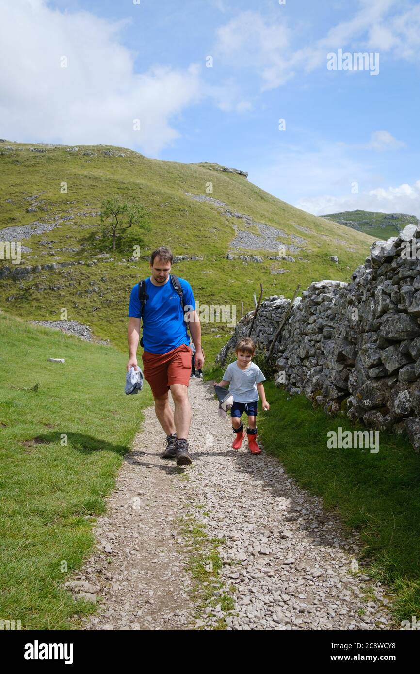Père et fils dans les Yorkshire Dales Banque D'Images