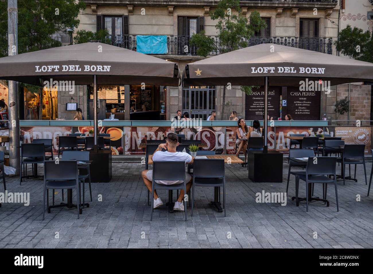 Certains clients ont vu consommer dans la zone de la terrasse de l'ancien quartier de la Ribera.en raison des flambées répétées de Covid à Barcelone, les bars et les terrasses fermera nécessairement au plus tard à 12:00 pm. Banque D'Images