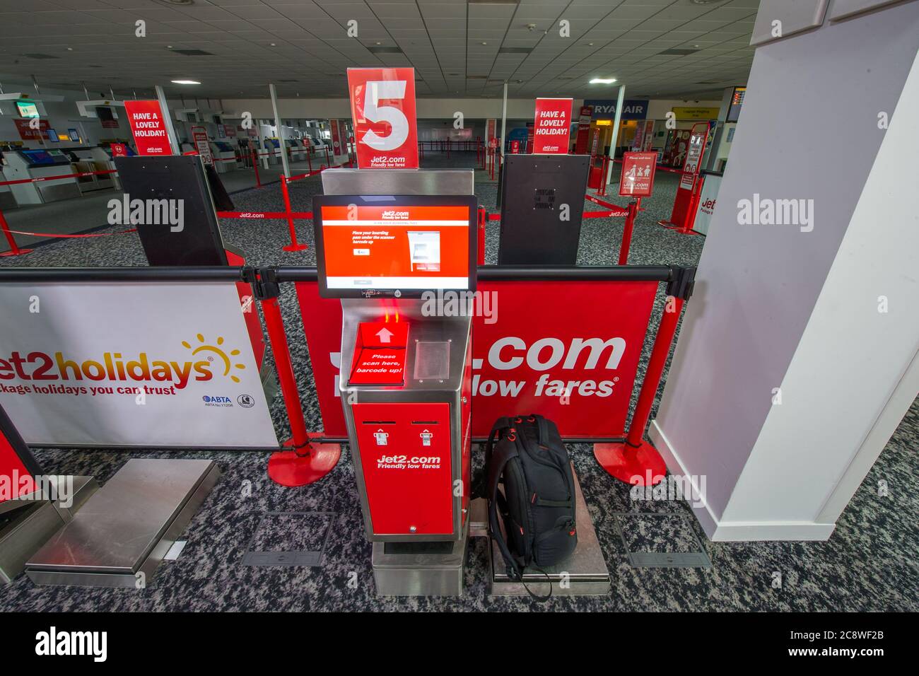 Glasgow, Écosse, Royaume-Uni. 27 juillet 2020. Photo : à l'intérieur du terminal 2 de l'aéroport de Glasgow, où l'opérateur de vacances à bas prix Jet2 Airlines et Jet2 Holidays opèrent. Aujourd'hui, les vols ont déjà décollé et d'autres vols sont prévus plus tard aujourd'hui à destination de Ténérife. Vues de l'aéroport de Glasgow après que le gouvernement écossais a annoncé à partir de 00:01 ce matin que tous les vols à destination de l'Écosse en provenance d'Espagne auraient besoin d'une période de quarantaine de 14 jours. Jet2 Airlines continue de voyager en Espagne malgré les nouvelles restrictions de voyage. Crédit : Colin Fisher/Alay Live News Banque D'Images