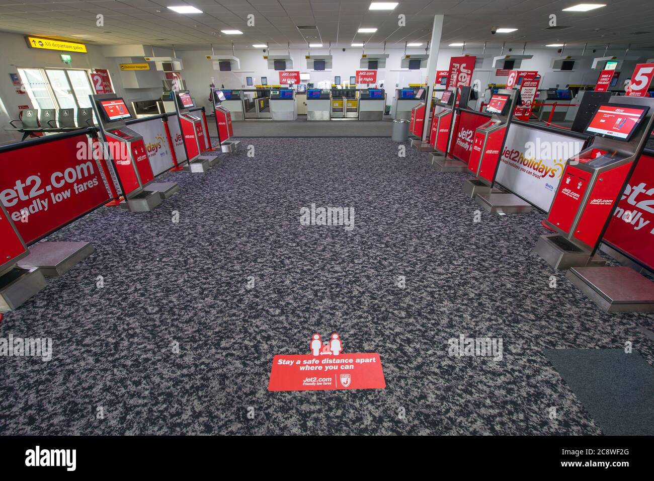 Glasgow, Écosse, Royaume-Uni. 27 juillet 2020. Photo : à l'intérieur du terminal 2 de l'aéroport de Glasgow, où l'opérateur de vacances à bas prix Jet2 Airlines et Jet2 Holidays opèrent. Aujourd'hui, les vols ont déjà décollé et d'autres vols sont prévus plus tard aujourd'hui à destination de Ténérife. Vues de l'aéroport de Glasgow après que le gouvernement écossais a annoncé à partir de 00:01 ce matin que tous les vols à destination de l'Écosse en provenance d'Espagne auraient besoin d'une période de quarantaine de 14 jours. Jet2 Airlines continue de voyager en Espagne malgré les nouvelles restrictions de voyage. Crédit : Colin Fisher/Alay Live News Banque D'Images