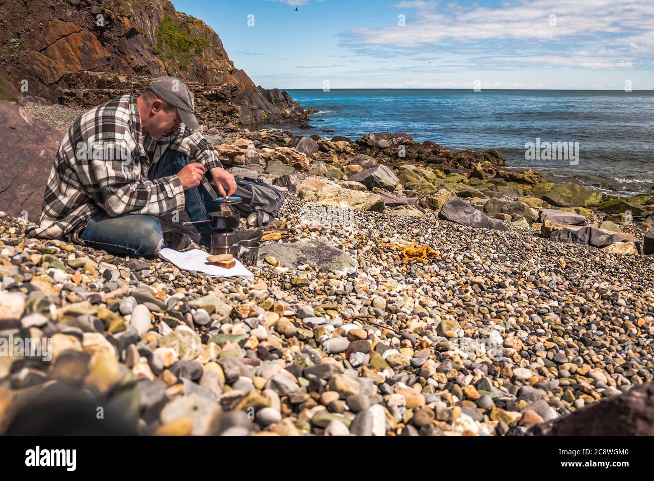 Cuisiner dans la nature. Thé du matin sur la plage. Banque D'Images
