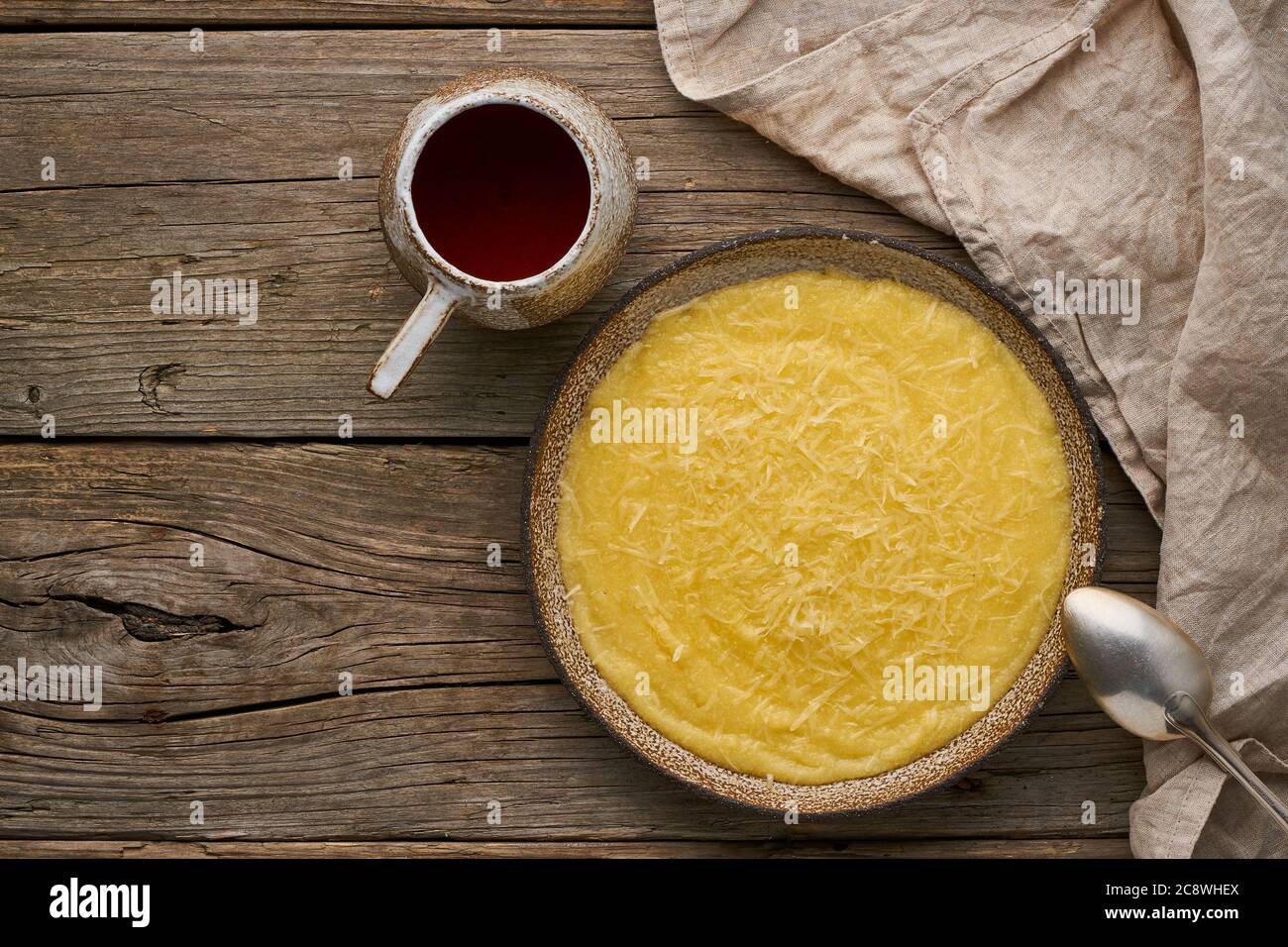 polenta de porridge avec thé, fond en bois sombre, espace de copie avec vue de dessus Banque D'Images