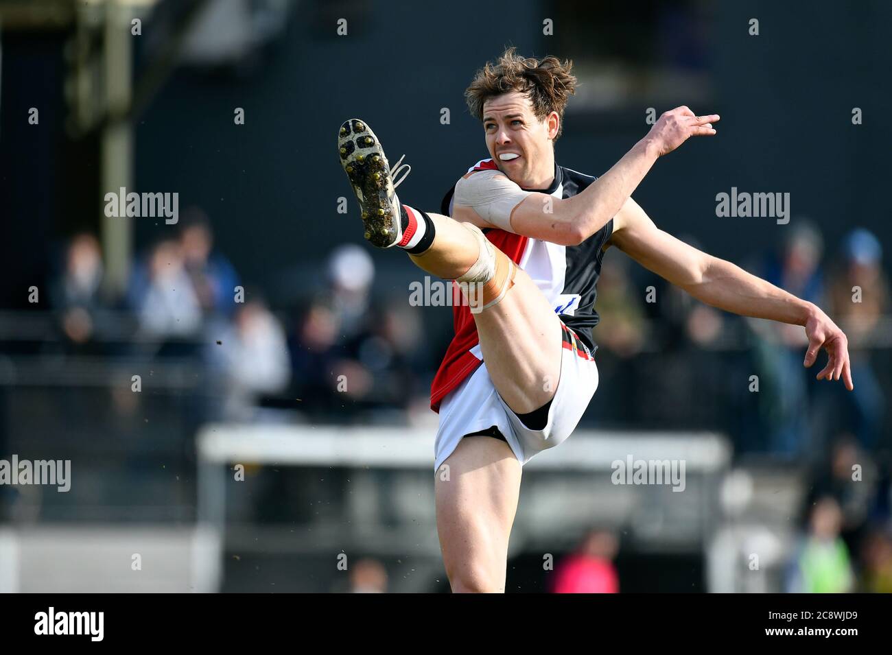 Stephen Murray, joueur régional des Saints victoriens, laisse rip avec un tir sur but contre Mansfield Eagles dans le GVFL. Banque D'Images