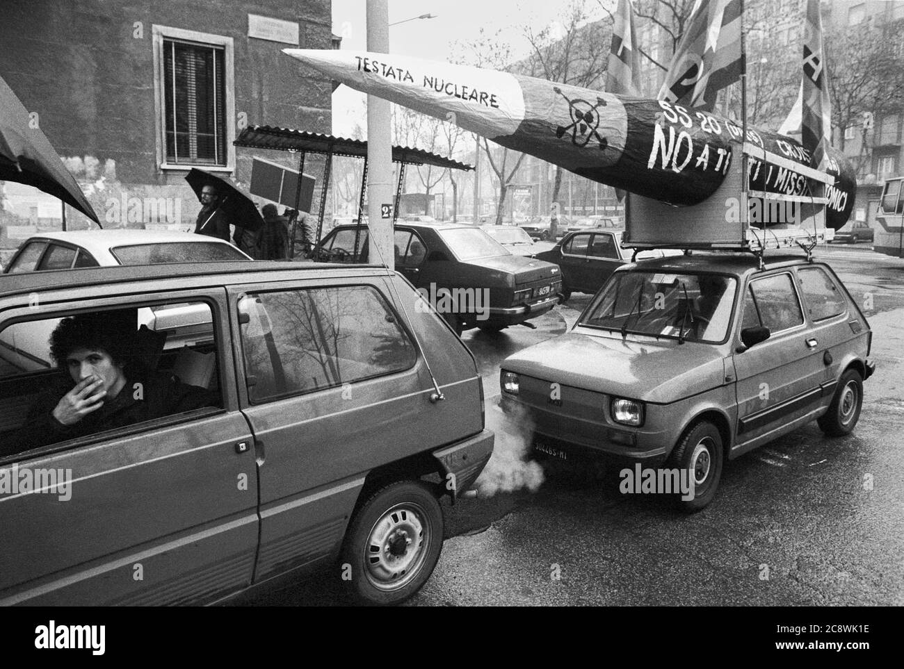 - Milan, manifestation pour la paix dans le district de Corvetto..janvier 1984)...- Milan, manifeste par la Pace nel quartiere Corvetto (gennaio 1984) Banque D'Images