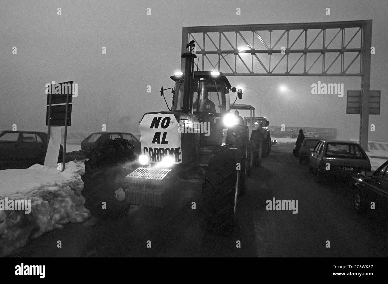 Italie, manifestation environnementale contre la centrale à charbon de Tavazzano (Lodi, Lombardie, janvier 1987) Banque D'Images