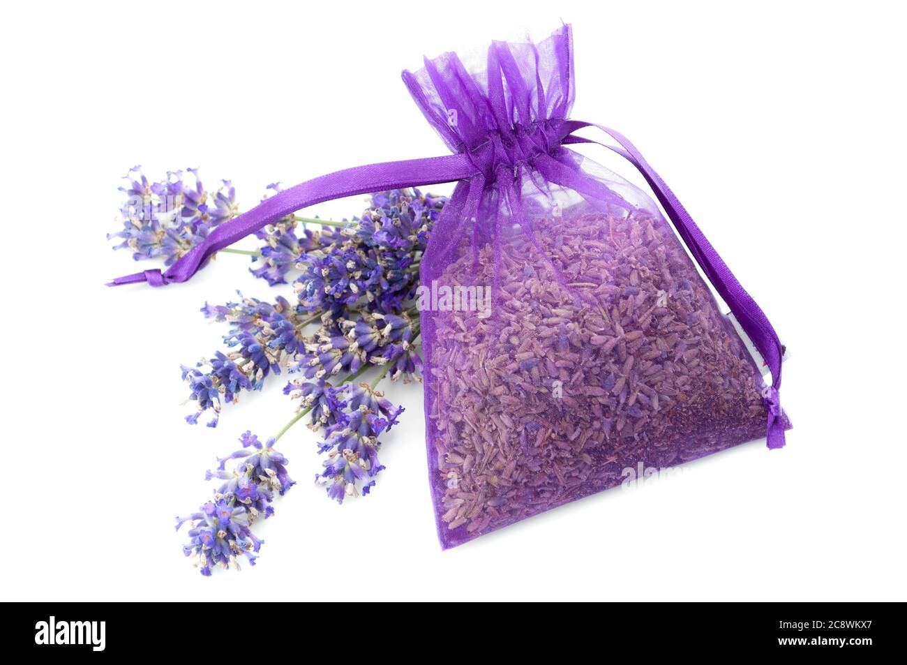 Parfum floral estival, cadeau naturiste relaxant et parfum floral thème concept avec lavande séchée dans un sac en tissu violet à côté des fleurs violettes fraîches Banque D'Images