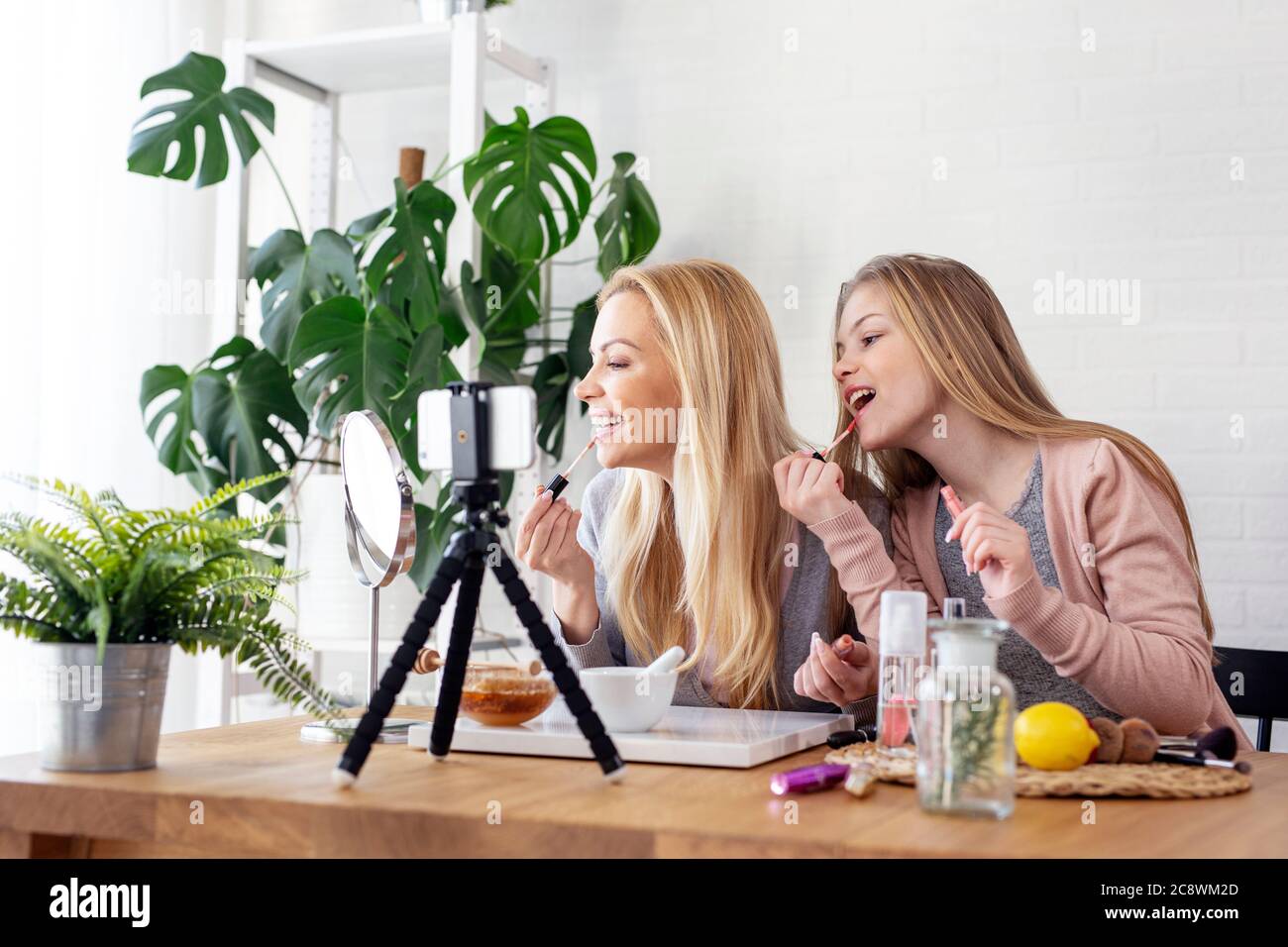 Couple d'influenceurs dans la vidéo en streaming d'entreprise familiale Banque D'Images