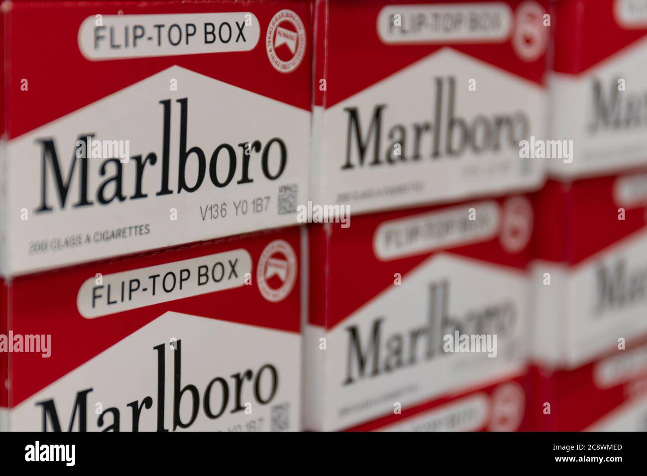 Indianapolis - Circa juillet 2020: Exposition de cigarettes Marlboro. Marlboro est un produit du Groupe Altria. (DOF PEU PROFOND) Banque D'Images