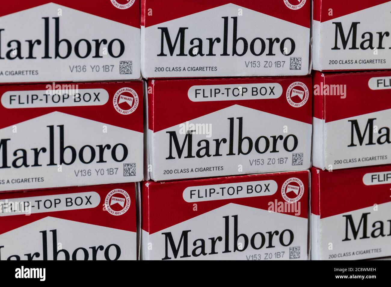 Indianapolis - Circa juillet 2020: Exposition de cigarettes Marlboro. Marlboro est un produit du Groupe Altria. Banque D'Images