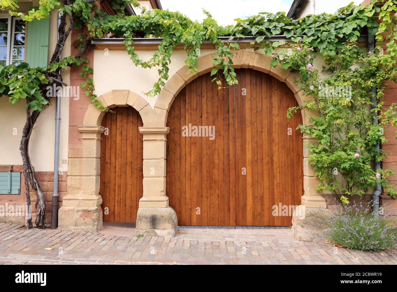 une grande porte en bois dans une ancienne maison de campagne Photo Stock -  Alamy