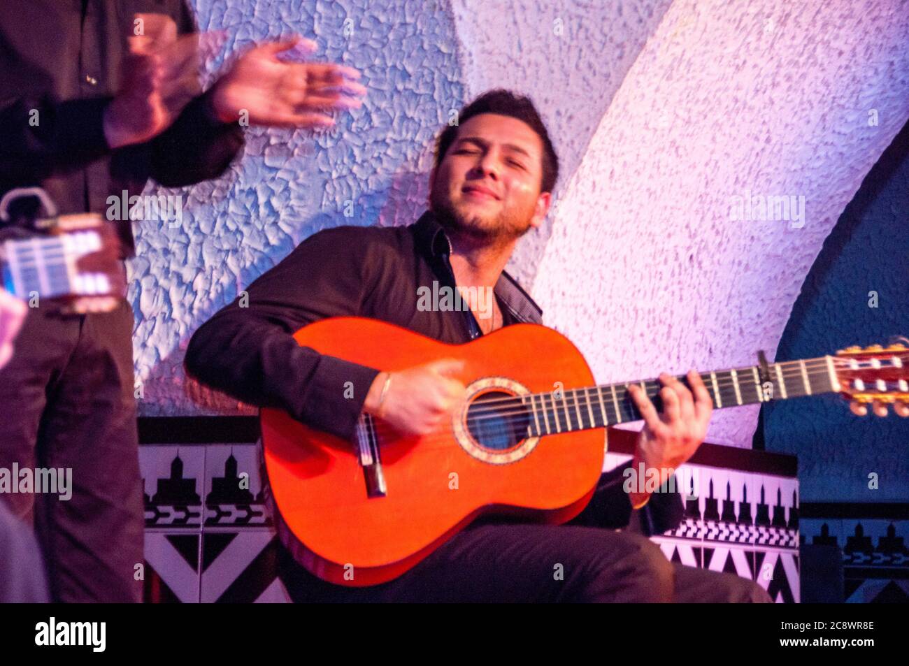 La guitare espagnole fait partie intégrante de la danse flamenco, une forme de narration étroitement associée aux tziganes roms andalous. Banque D'Images