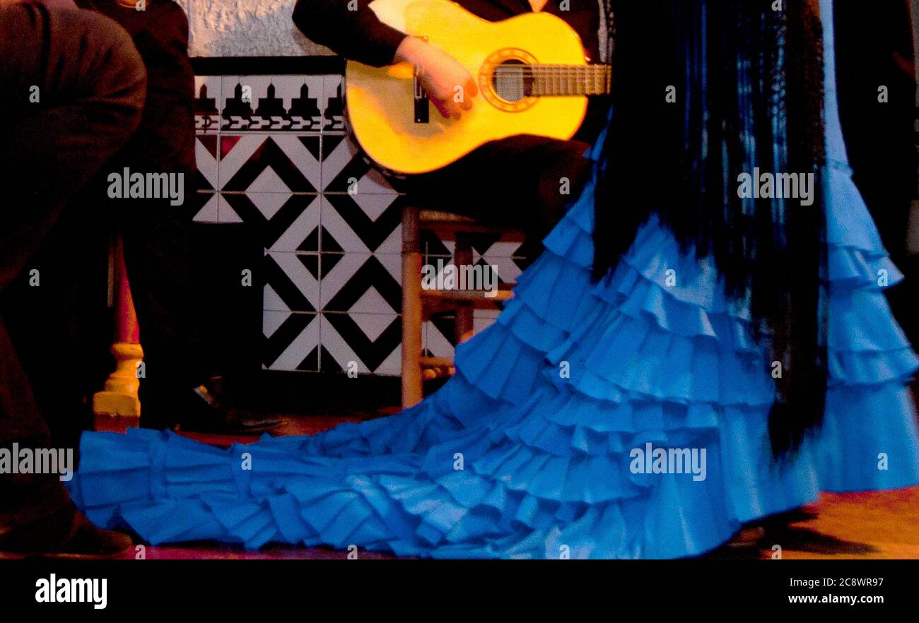 La guitare espagnole fait partie intégrante de la danse flamenco, une forme de narration étroitement associée aux tziganes roms andalous. Banque D'Images