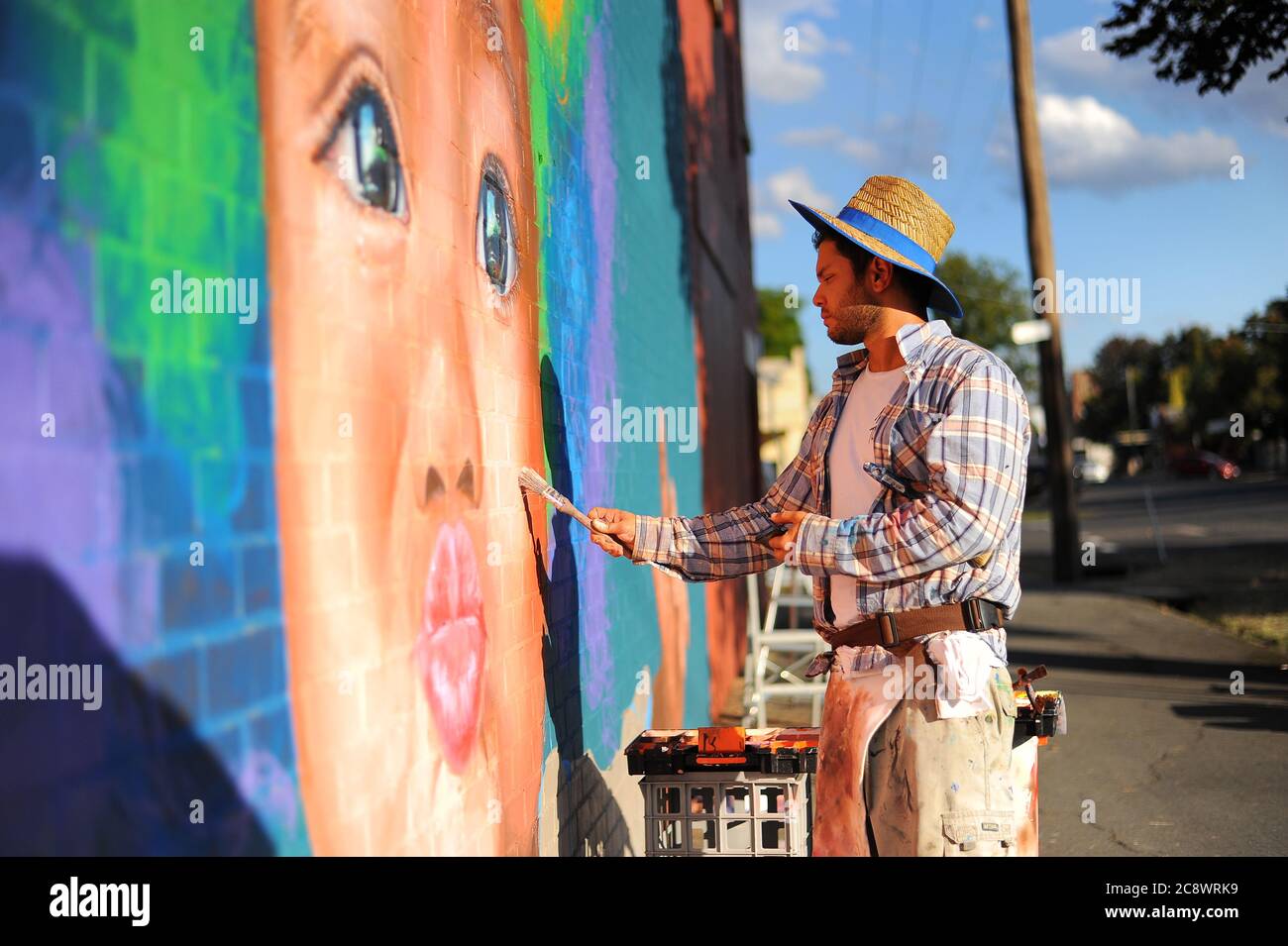 Wall to Wall, festival d'art de la rue Benalla, Benalla, Victoria, Australie. L'artiste colombien Julian Clavijo applique les touches de finition à son œuvre d'art. Banque D'Images