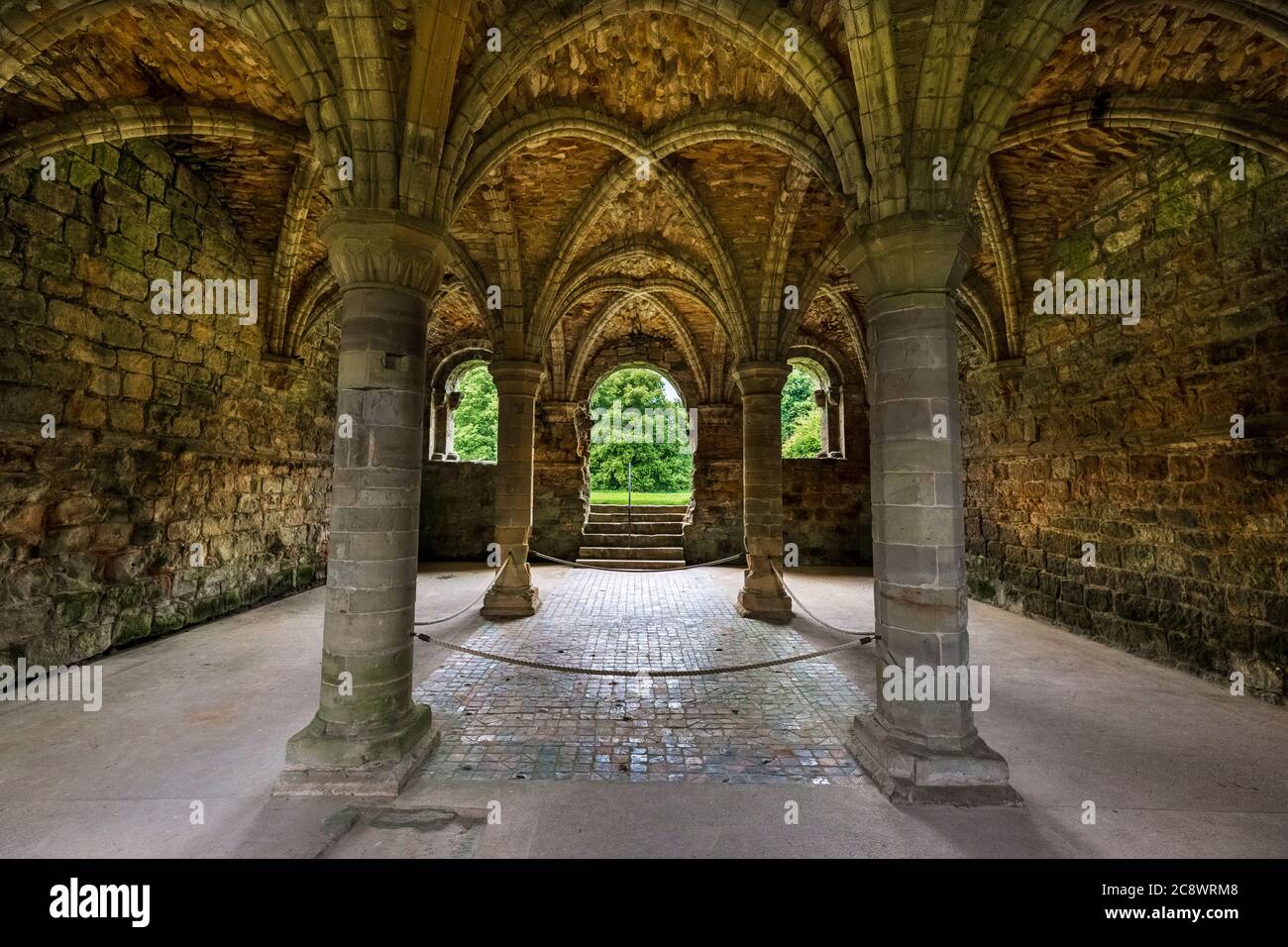 Le sol carrelé et le plafond voûté de la Maison du Chapitre à l'abbaye de Buildwas, Shropshire, Angleterre Banque D'Images