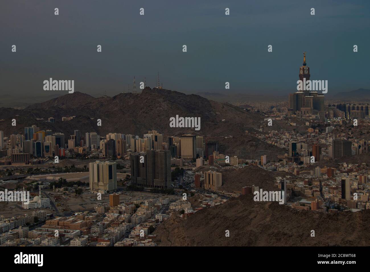 Vue panoramique sur la ville de la Mecque depuis Jabal Nur. Horizon avec Abraj Al appât. Tour de l'horloge royale à Makkah Banque D'Images
