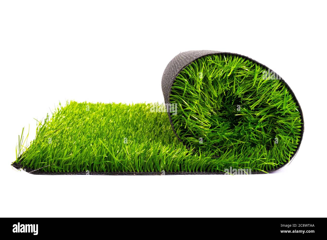 rouleau de gazon artificiel d'herbe verte isolé sur fond blanc. Banque D'Images