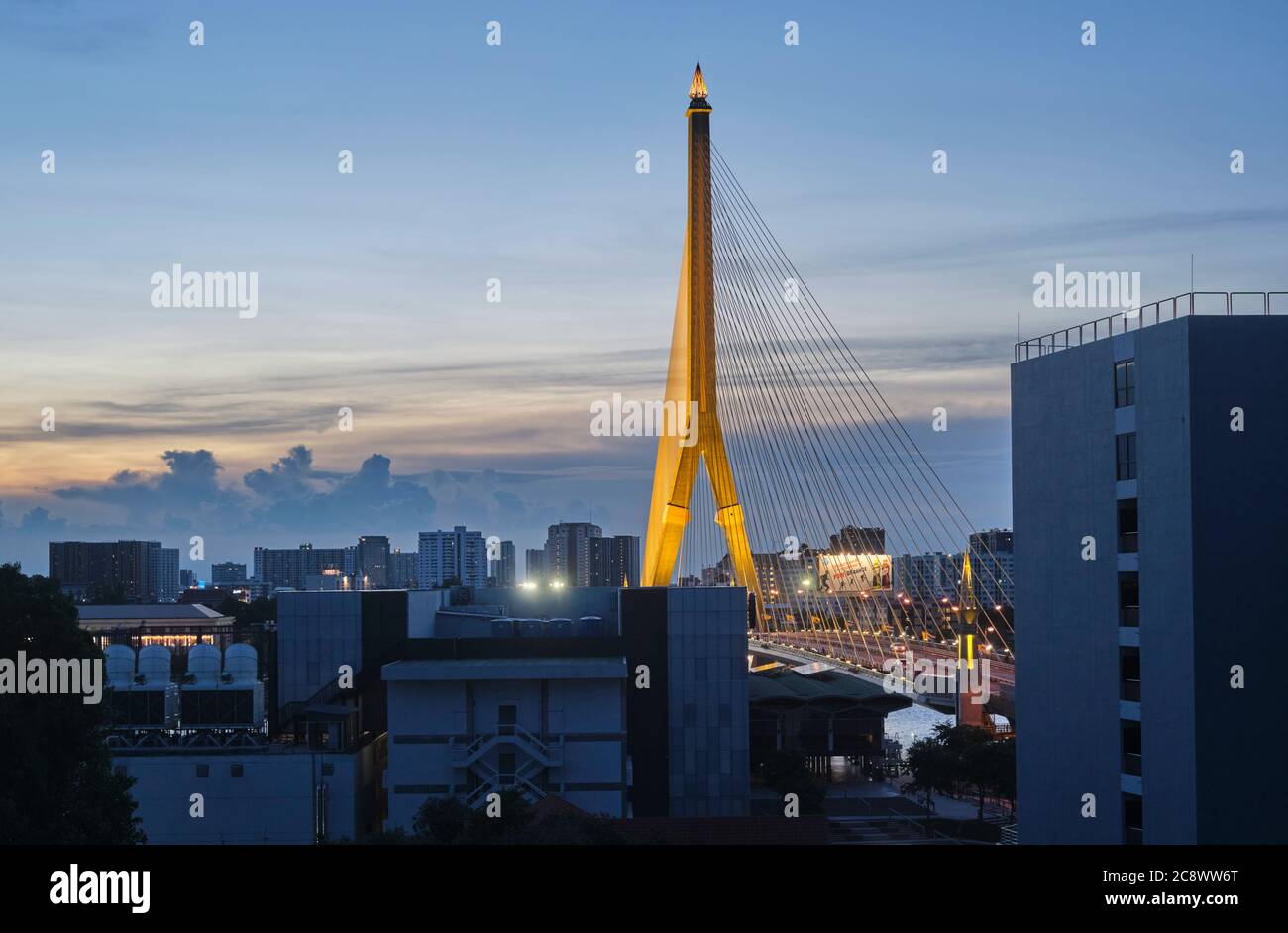 Le Rama VIII. De 475 M. Pont, pont suspendu enjambant la rivière Chao Phraya à Bangkok, en Thaïlande, éclairé au crépuscule juste après le coucher du soleil Banque D'Images