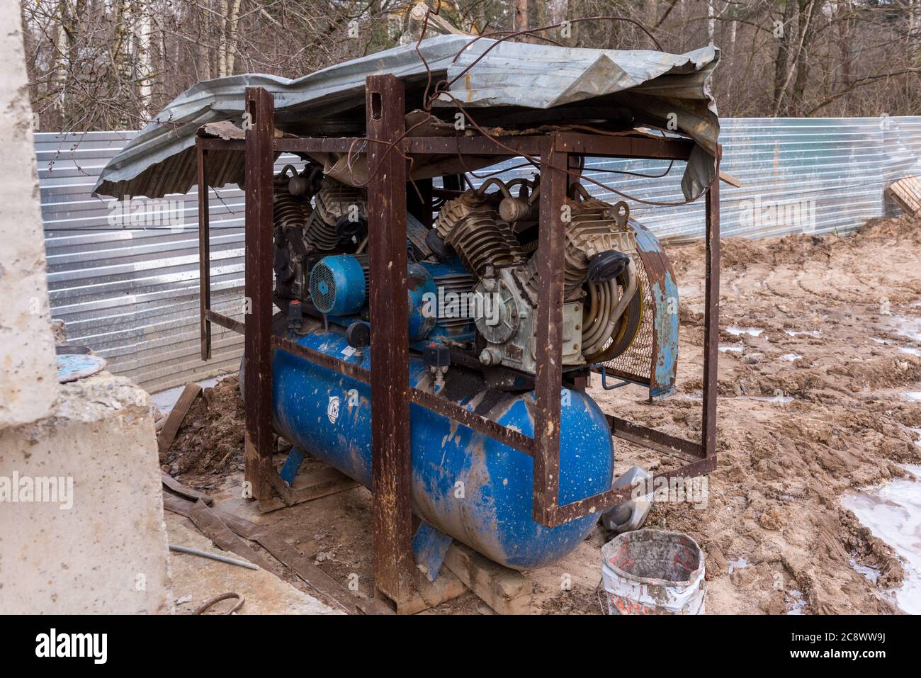 Générateur diesel sur le chantier de construction en hiver Banque D'Images