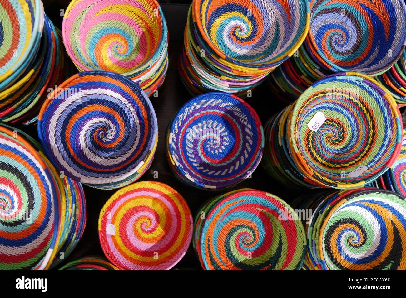 Gros plan sur des paniers souvenirs colorés faits à la main à motifs colorés Banque D'Images