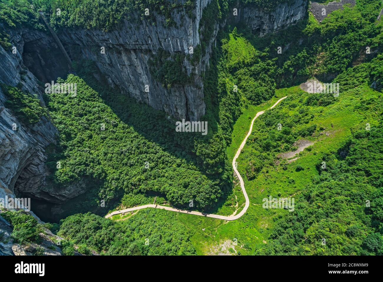 Sentier de randonnée pédestre et sentier au fond de la vallée de la gorge parmi les formations rocheuses de calcaire karstiques dans le parc national de Longshuixia Fassure, Wulong count Banque D'Images