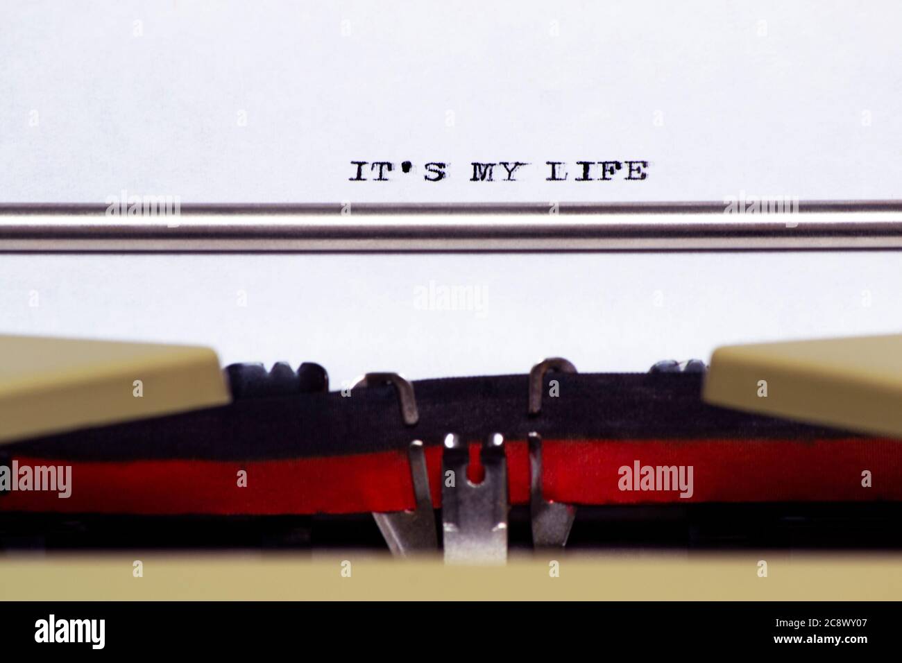 c'est mon concept de vie écrit par une vieille machine à écrire sur livre blanc Banque D'Images