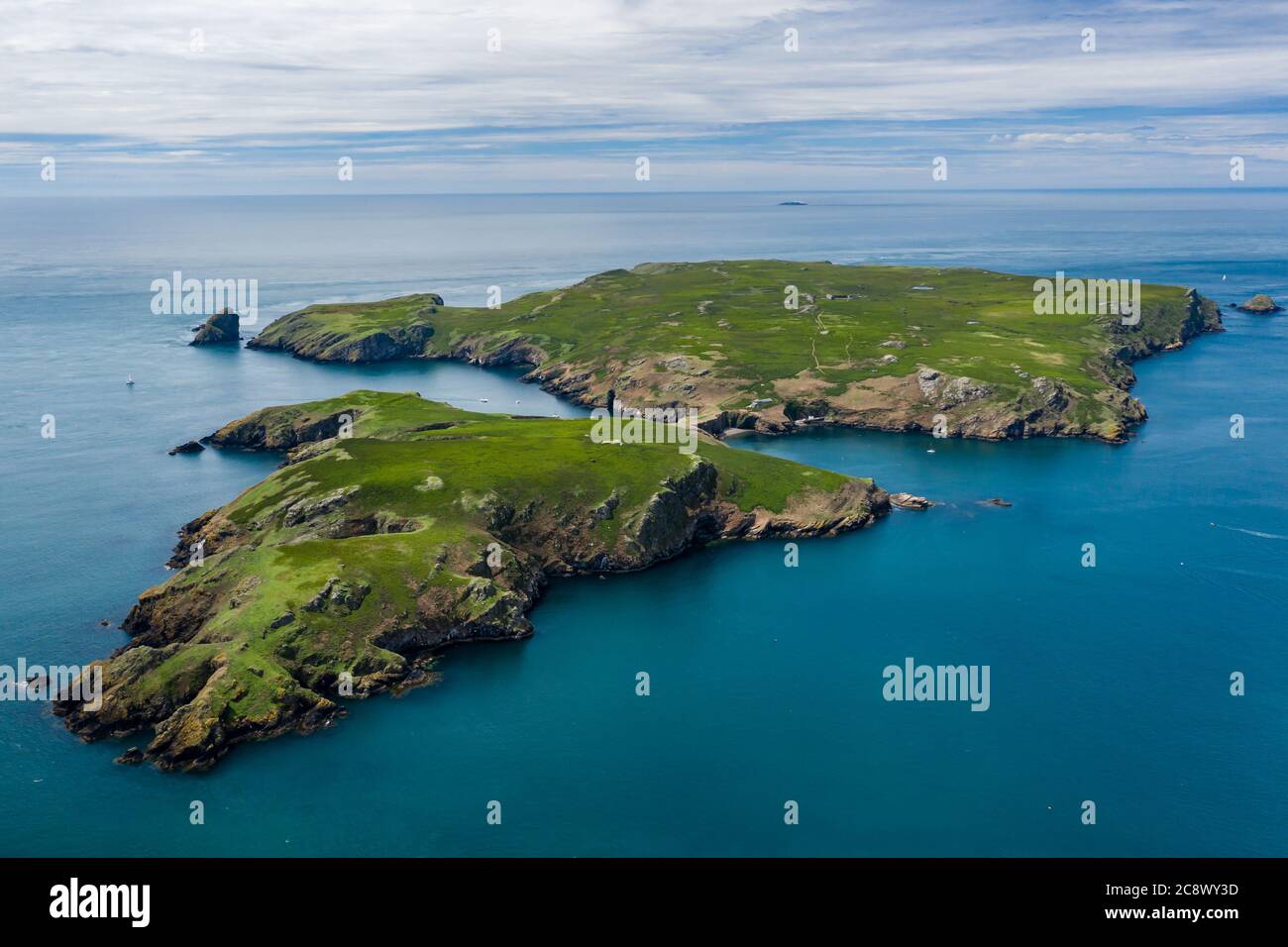 Vue aérienne de l'île Skomer au large de la côte ouest du pays de Galles, Royaume-Uni Banque D'Images