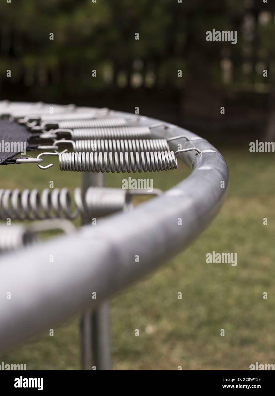 Mise au point verticale sélective d'un trampoline dans le parc Banque D'Images