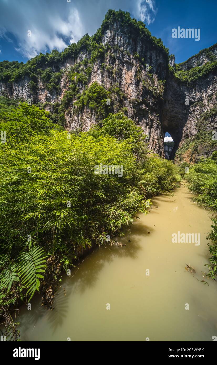 Cours d'eau boueux qui traverse le paysage des immenses parois rocheuses verticales du parc national de Longshuixia Fissure, pays de Wulong, Chongqing, C Banque D'Images