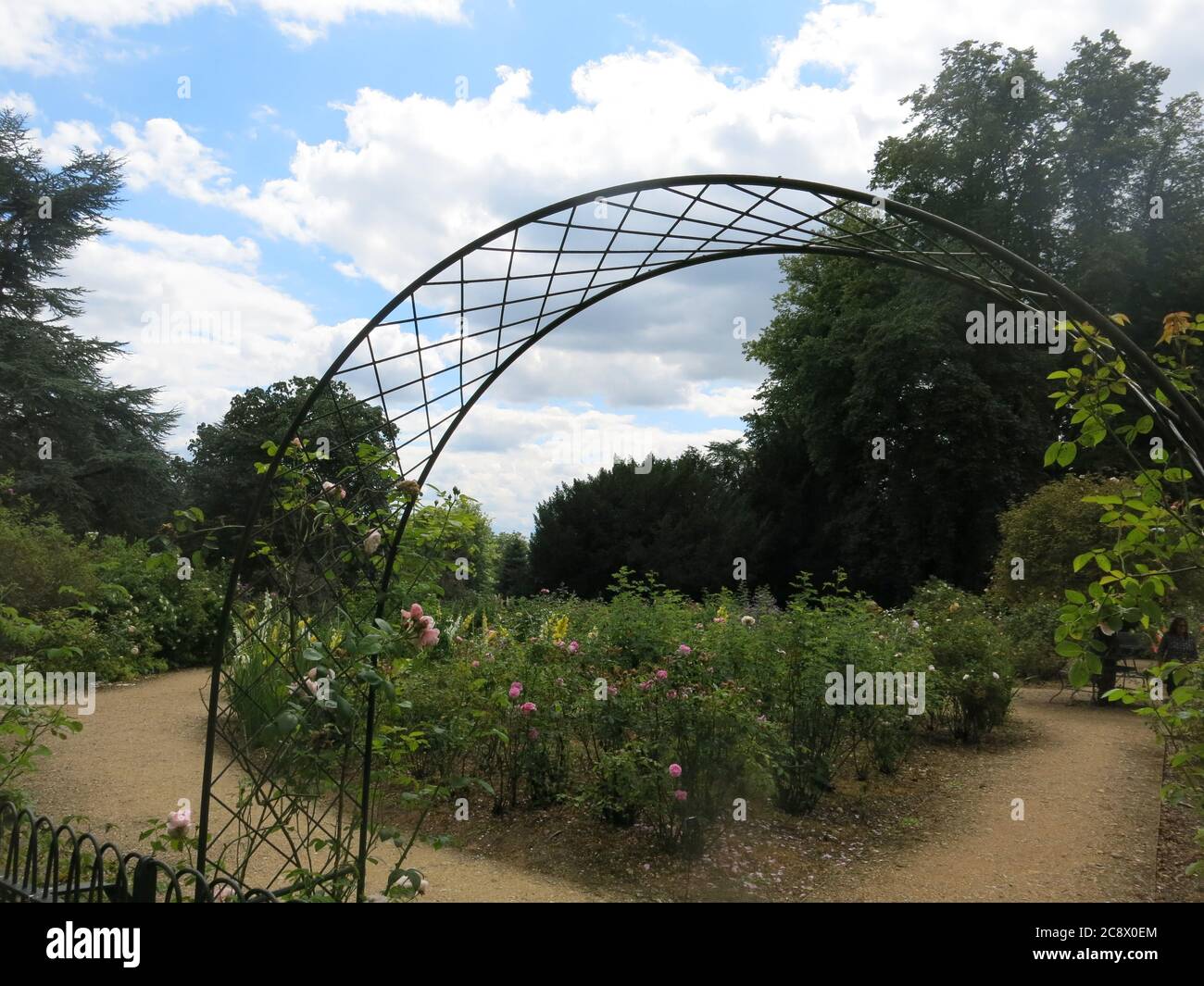 Vue sur la roseraie avec une grande arche métallique, au manoir Waddesdon du National Trust près d'Aylesbury; juillet 2020 Banque D'Images