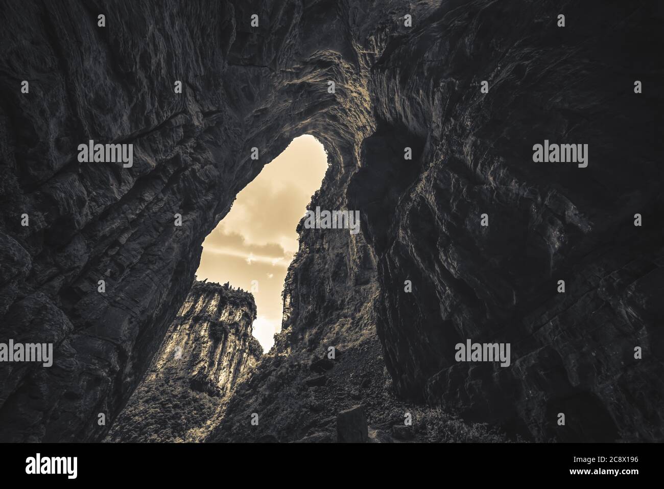 Image sépia de la fissure naturelle de l'arche rocheuse et du paysage karstique du parc national de Wulong, en Chine Banque D'Images