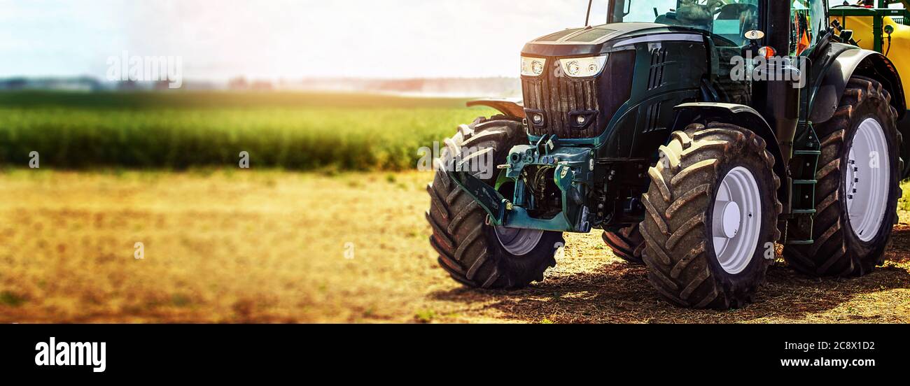 machines agricoles matériel agricole - tracteur debout sur le terrain. bannière espace de copie Banque D'Images