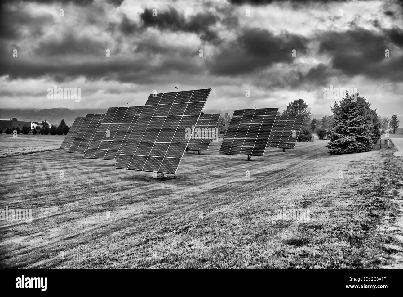 Panneaux solaires au lever du soleil avec ciel nuageux à la campagne. Énergie solaire, technologie moderne de production d'énergie électrique, concept d'énergie renouvelable. Envir Banque D'Images