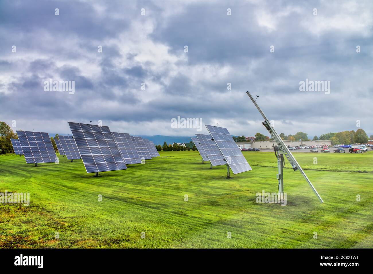 Panneaux solaires au lever du soleil avec ciel nuageux à la campagne. Énergie solaire, technologie moderne de production d'énergie électrique, concept d'énergie renouvelable. Envir Banque D'Images