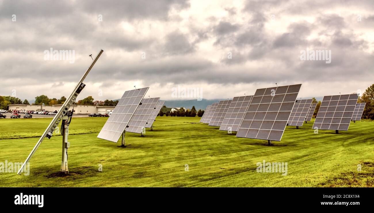 Panneaux solaires au lever du soleil avec ciel nuageux à la campagne. Énergie solaire, technologie moderne de production d'énergie électrique, concept d'énergie renouvelable. Envir Banque D'Images