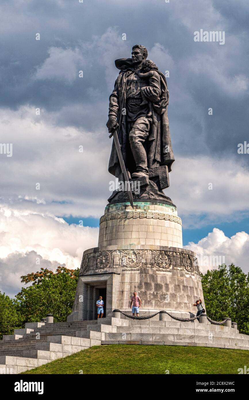 Sculpture en bronze de 12 mètres de haut de soldat soviétique par soviétique Le sculpteur Yevgeny Vuchetich au Mémorial de la guerre soviétique à Treptow Park,Berlin,Allemagne Banque D'Images