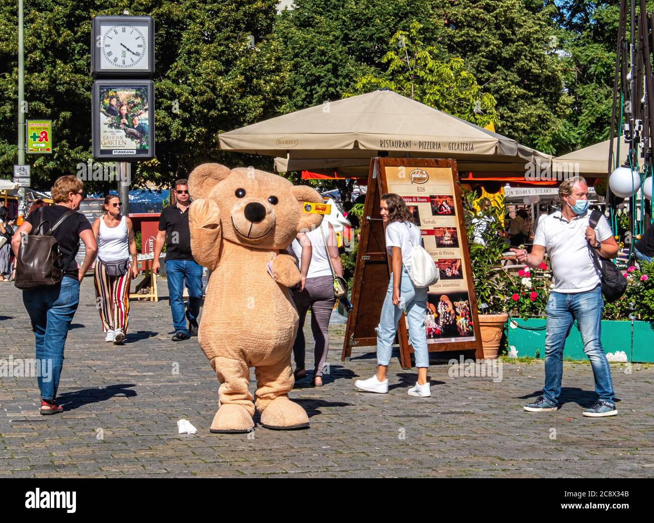 Berlin rouvre ses portes pendant la pandémie de Corona. Les gens et l'homme  à Steiff portent un costume à Hcakescher markt, Mitte, Berlin Photo Stock -  Alamy