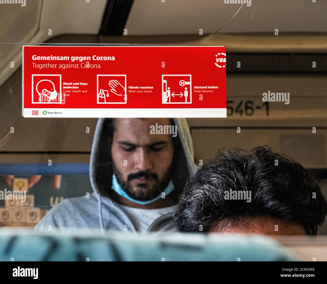 Autocollant rouge avec instructions sur le train S-bahn pendant la pandémie du coronavirus à Berlin, en Allemagne. Porter un masque facial, se laver les mains, garder une distance. Banque D'Images