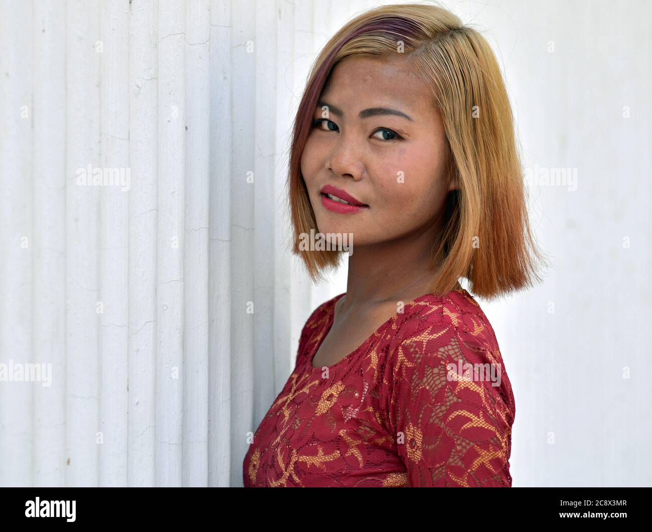 Jeune femme birmane avec rouge à lèvres pose pour la caméra. Banque D'Images