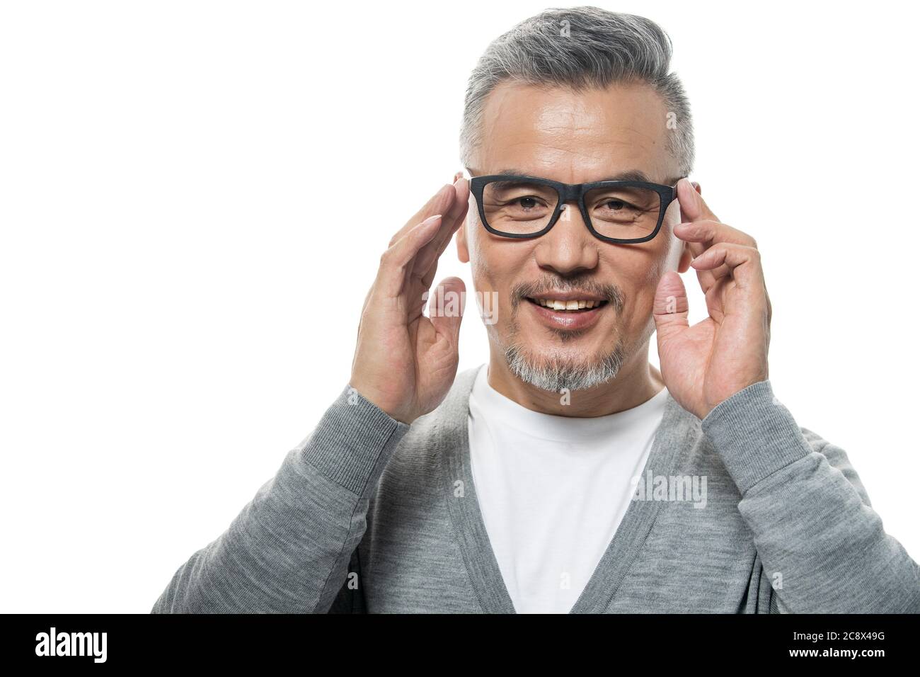 Les deux mains sur les lunettes chez les hommes d'âge moyen Banque D'Images