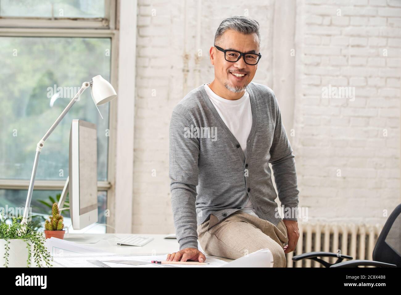 Assis sur le bureau de l'architecte Banque D'Images