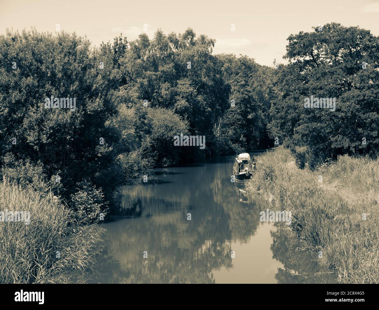 Paysage noir et blanc de Remote Kennett et Avon Canal, Kintbury, Hungerford, Berkshire, Angleterre, Royaume-Uni, GB. Banque D'Images